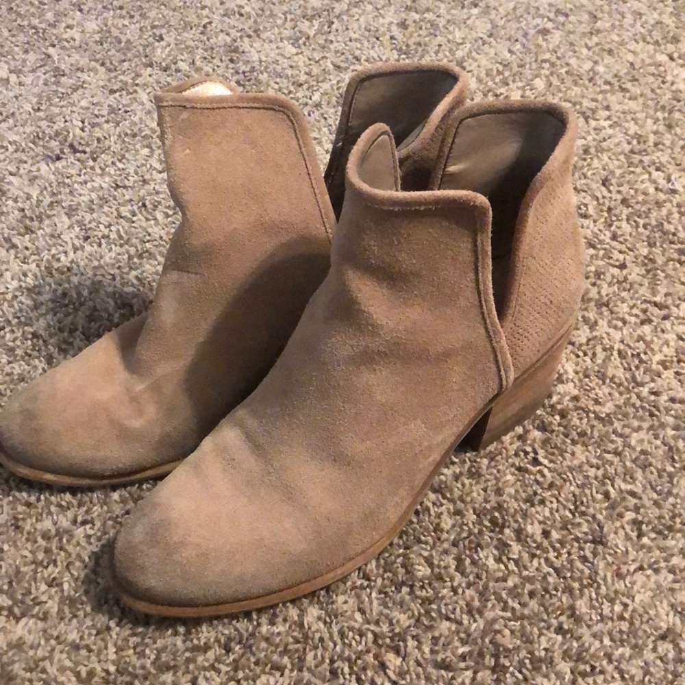 Hinge bootie